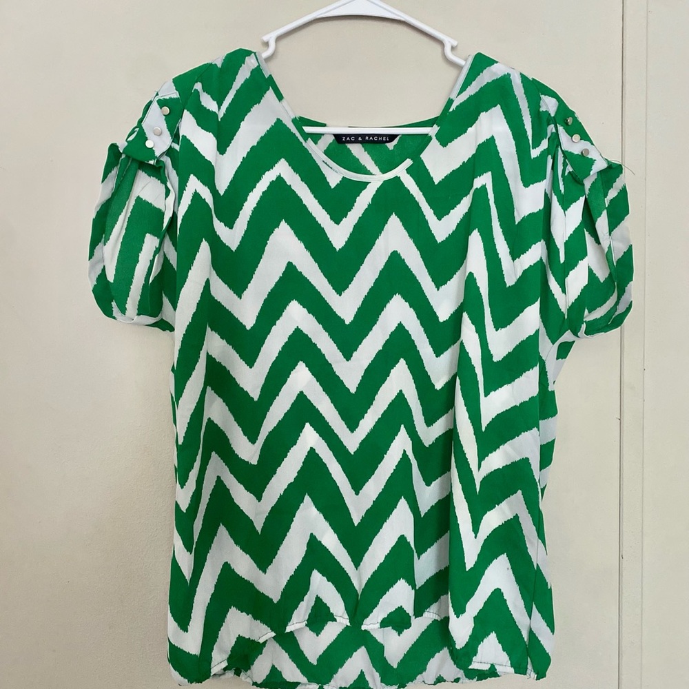 Zac & Rachel Green and White Chevron Short Sleeve Blouse